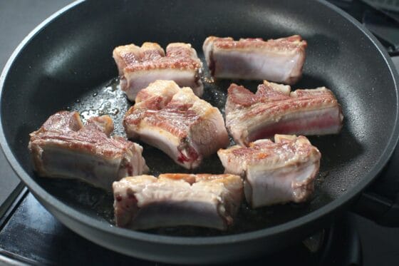 スペアリブを返しながら焼き色を付ける