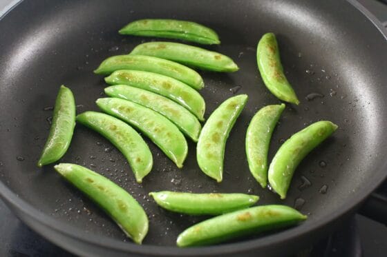 スナップエンドウに焼き色がついた状態