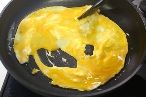 フライパンで卵をふんわり半熟に焼く