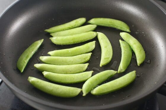 フライパンでスナップエンドウに焼き色を付ける
