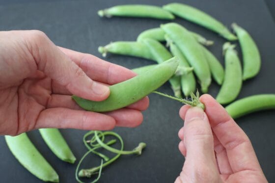 スナップエンドウの筋を取る下処理