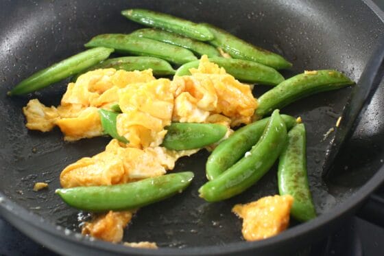 スナップエンドウと卵を合わせて炒める