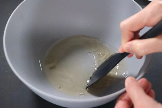 玉ねぎマリネの調味液を混ぜる