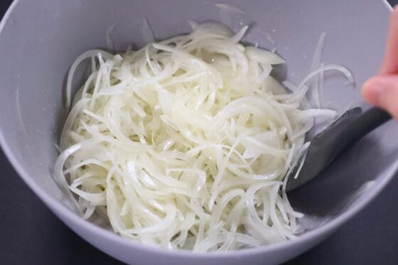 オリーブオイルを加えて玉ねぎを混ぜて仕上げる