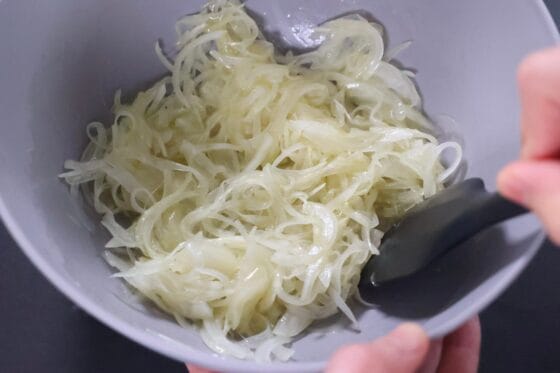 オリーブオイルを加えて全体をやさしく混ぜる