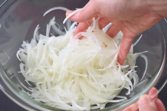 玉ねぎを薄切りにして塩を揉み込む