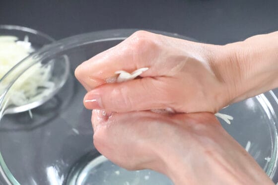 塩もみした玉ねぎの水気をしっかり絞る