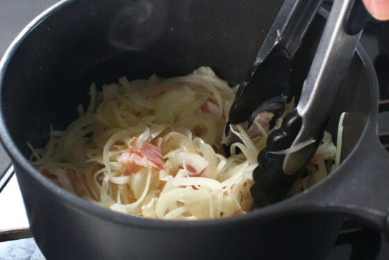 玉ねぎとベーコンを炒めて甘みを引き出す