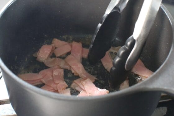 バターでベーコンを炒め旨みを引き出す