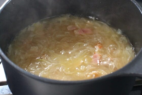 玉ねぎスープをコンソメで煮て仕上げる