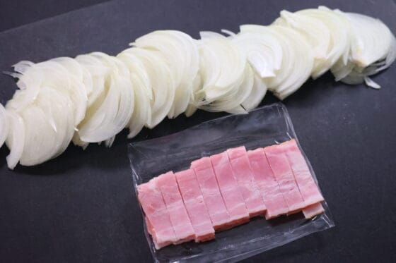 玉ねぎスープ用に玉ねぎとベーコンを切る
