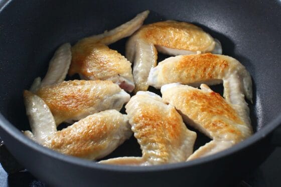 手羽先を返して皮目にしっかり焼き色が付いたところ
