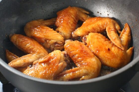 手羽先に煮汁を絡めて照りよく仕上げる