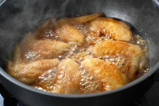 手羽先を甘辛だれで煮て味をしっかり含ませる