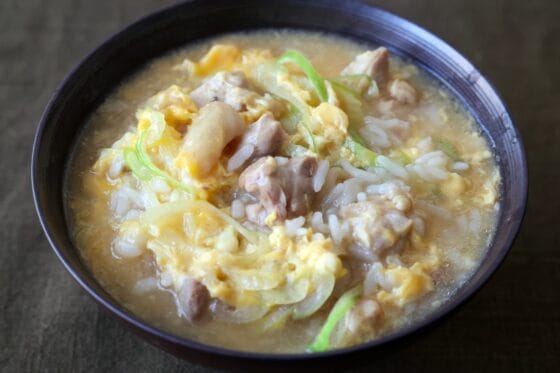 簡単で美味しい！鶏肉と卵の基本の雑炊
