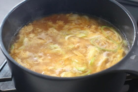 溶き卵を回し入れてふんわり仕上げる