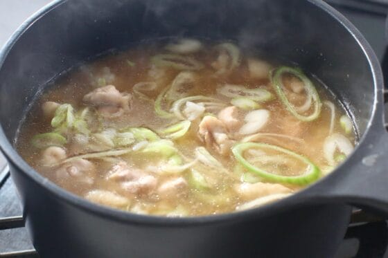 長ねぎと調味料を加えて煮る