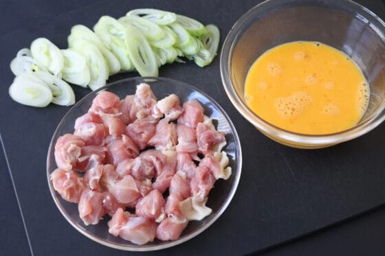 鶏もも肉と長ねぎを切り卵を溶く雑炊の下準備