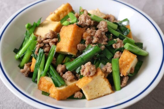厚揚げとニラのひき肉味噌炒め。ご飯が進む簡単おかず