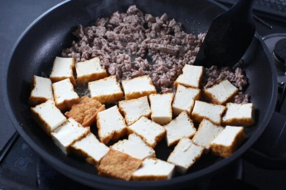 豚ひき肉に厚揚げを加えて焼く