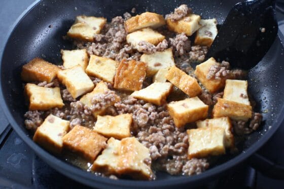 厚揚げとひき肉に味噌だれをからめる