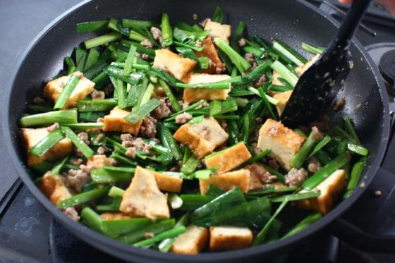 厚揚げとひき肉にニラを加えて仕上げる