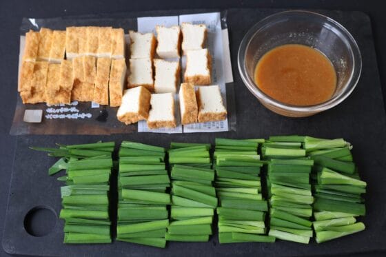 厚揚げとニラを切り味噌だれを作る