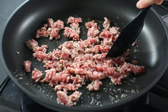 厚揚げニラ炒め用の豚ひき肉を炒める