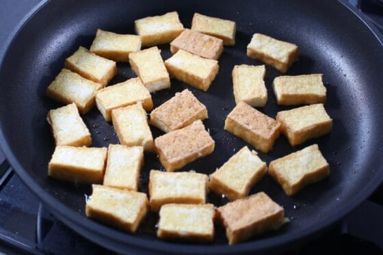 厚揚げの両面をこんがり焼く