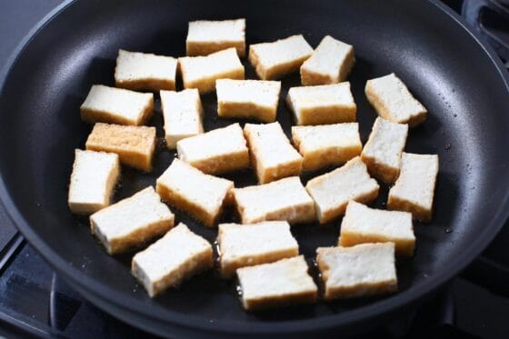 片栗粉をまぶした厚揚げをフライパンで焼く