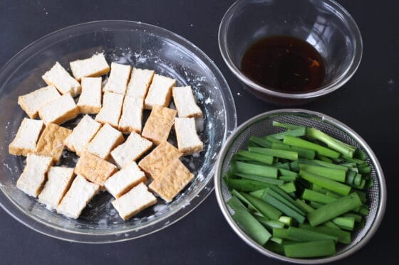 厚揚げとニラ炒めの材料を切って厚揚げに片栗粉をまぶして調味料を混ぜる