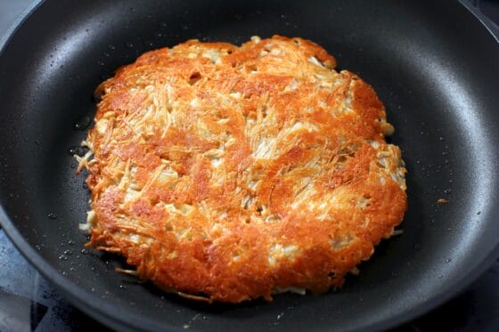 えのきチーズ焼きを裏返して香ばしく焼いて仕上げる