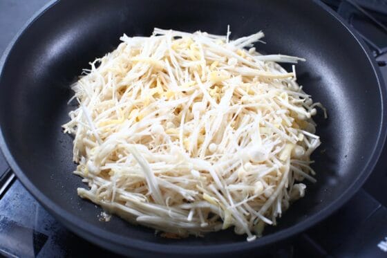 えのきチーズ焼きの生地をフライパンの中に円形に広げる