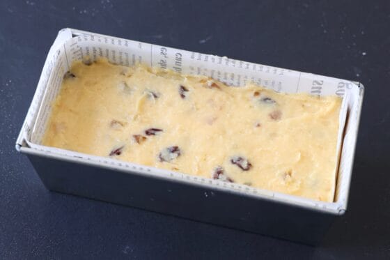 フルーツケーキ生地を型に入れて平らにならす