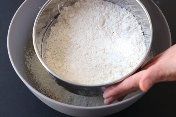フルーツケーキ生地に薄力粉をふるい入れる