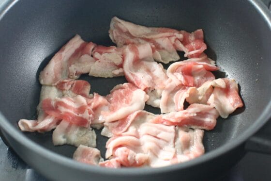 豚バラ肉を広げて鍋で焼く