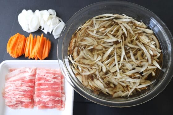 ごぼうスープ材料の野菜と豚バラ肉を切る