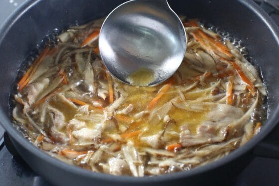 ごぼうスープに水と調味料を加えてアクを取って煮る