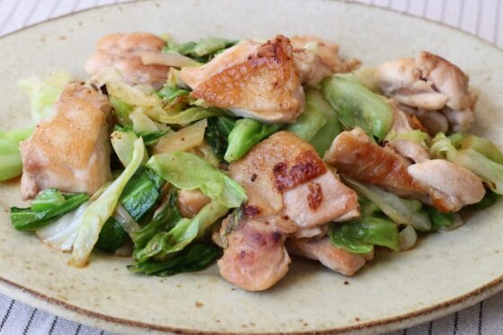 塩だれで旨い！春キャベツと鶏もも肉炒め
