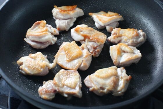 鶏もも肉を返して両面に焼き色をつける