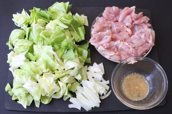 春キャベツと鶏もも肉を切って塩だれを作る