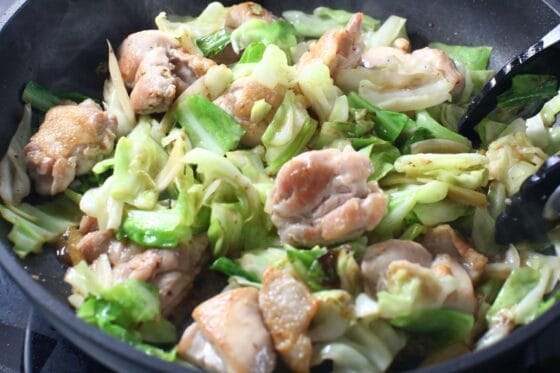 春キャベツと鶏肉に塩だれを絡める