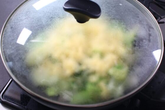 ふたをしてキャベツとチーズを弱火で蒸し焼きにする
