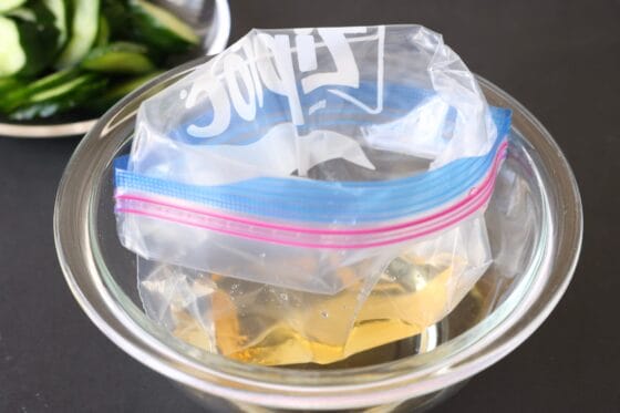 保存袋にきゅうり用の甘酢を作る