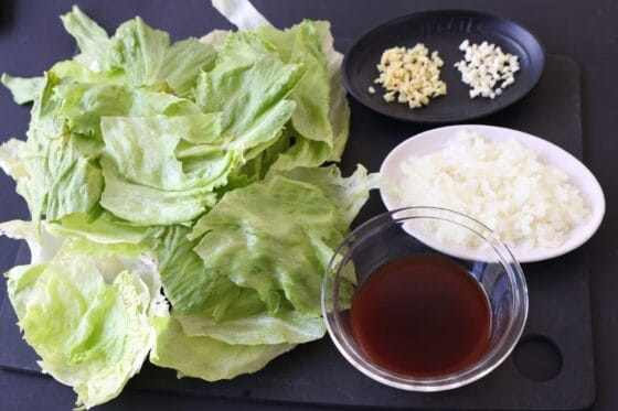 レタスとひき肉の甘辛炒めの材料を準備する