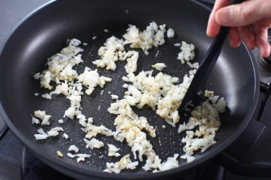 玉ねぎを加えて香味を作る