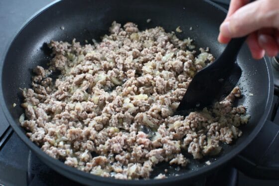 豚ひき肉を加えて中火でほぐしながら炒める