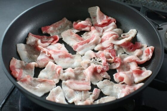 豚肉を広げて炒める
