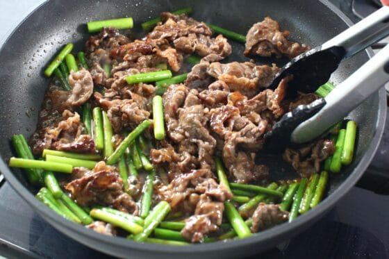 にんにくの芽と牛肉にオイスターソースだれをからめる