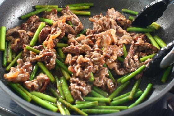 にんにくの芽と牛肉炒めを仕上げる